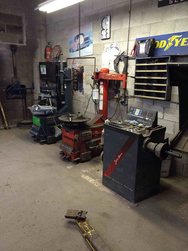 Tire mounting and balancing equipment